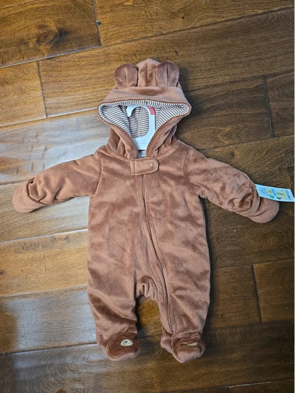Nb brand new snow suit from carter's item. 226G2
